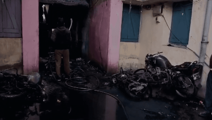 Breaking-भीषण आग से 6 बाइक खाक !