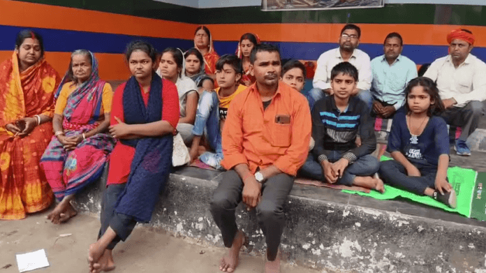 बाघमारा विधायक के अत्याचार से 8 परिवार सड़क पर.....