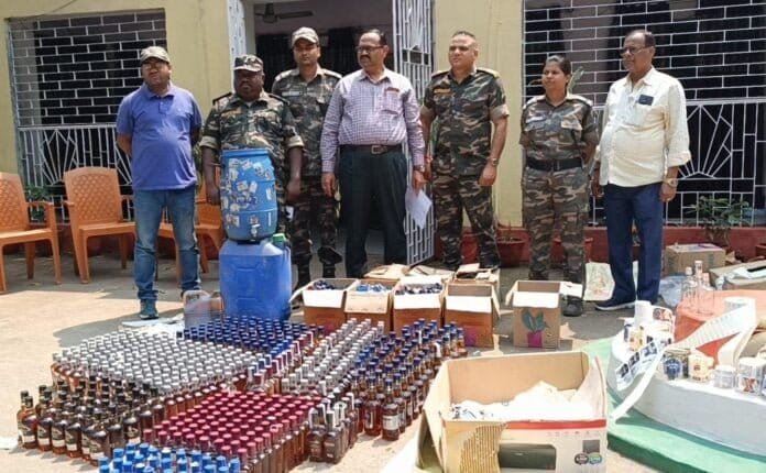 अवैध शराब फैक्ट्री से भारी मात्रा में पकड़ाया शराब, अंग्रेजी के साथ.....