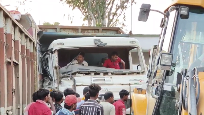 पाकुड़ सड़क दुर्घटना Road Accident-पाकुड़ में भीषण सड़क हादसा, चालक गाड़ी में......