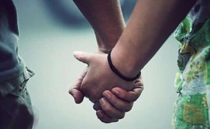 प्रेमी-प्रेमिका को लुक-छिपकर मिलना पड़ा महंगा, ग्रामीणों ने.......