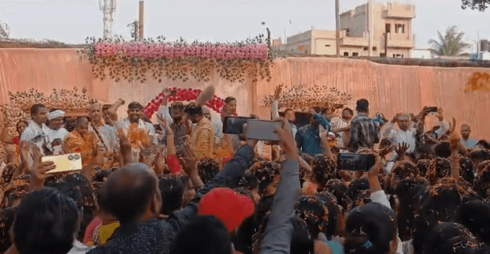 Hazaribagh इस्कॉन में खेली गई फूलों की होली, 500 किलो फूलों के साथ.......