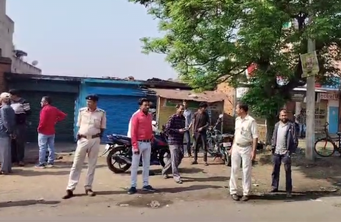 बाघमारा मारपीट बाघमारा में इत्तू सी बात पर होने लगी मारपीट, और आगे......