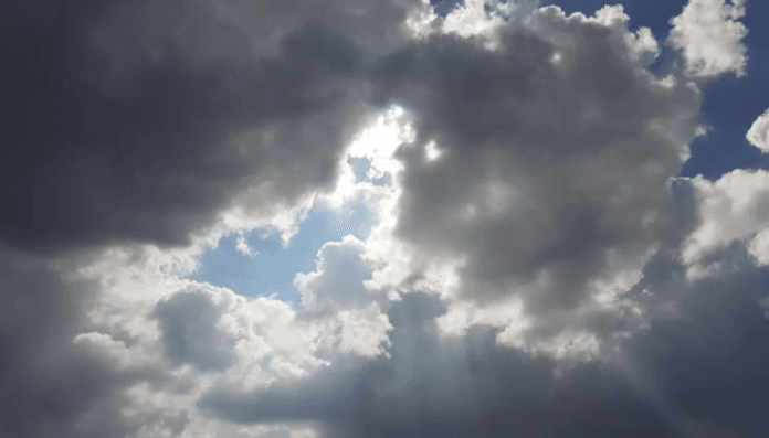 होली में भी मंडरा रहा बारिश का साया.....