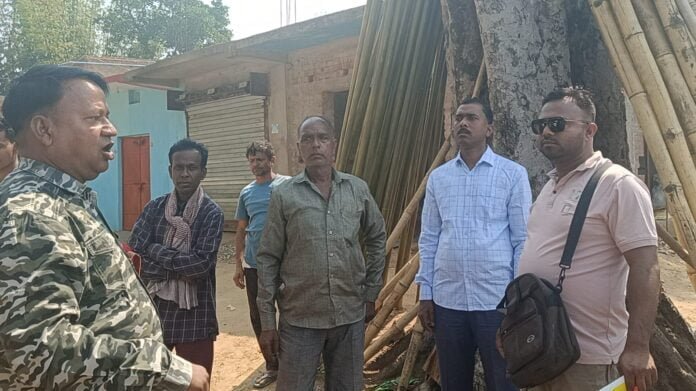 ठेकेदार को पकड़कर कराया गया मजदूरी का भुगतान.....