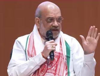 Amit Shah मंगलवार को गुवाहाटी पहुंचने पर मीडिया से मुखातिब हुए और कांग्रेस पर झूठी खबर फैलाने का आरोप लगाया। जेडीएस नेता प्रज्ज्वल रेवन्ना से जुड़े मामले में Amit Shah ने कर्नाटक की कांग्रेस सरकार को घेरते हुए कहा, 