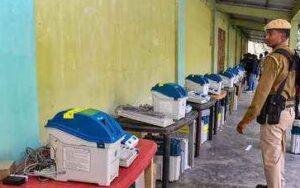 सुप्रीम कोर्ट ने चुनाव आयोग से जो पांच सवाल पूछे थे उनमें एक यह भी था कि क्या ईवीएम में लगे माइक्रोकंट्रोलर रिप्रोग्रामेबल हैं। चुनाव आयोग ने कोर्ट को बताया था कि ईवीएम की तीनों यूनिट, मतदान, कंट्रोल व वीवीपीएटी में माइक्रोकंट्रोलर लगे हैं। 