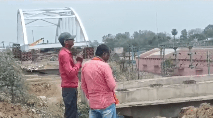 Koderma : रेलवे हाई टेंशन तार की चपेट में आने से तीन मजदूर बुरी तरह जख्मी