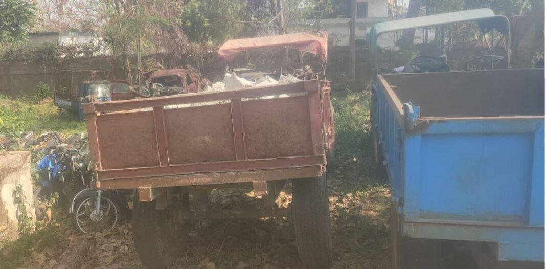 kolebira अवैध पत्थर के उत्खनन और परिवहन के विरुद्ध छापामारी अभियान