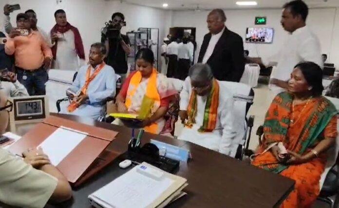 Geeta Koda ने अपना नामांकन दाखिल किया