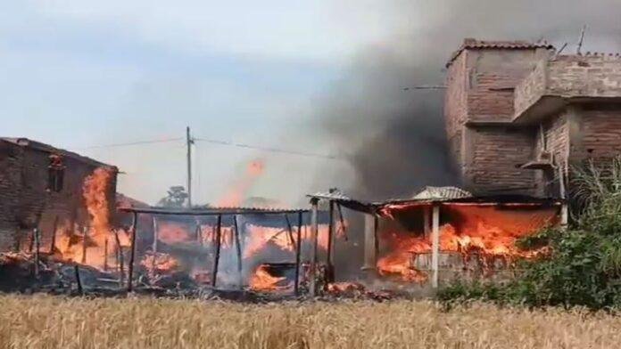 लगी अचानक आग, 5 घर जलकर खाक