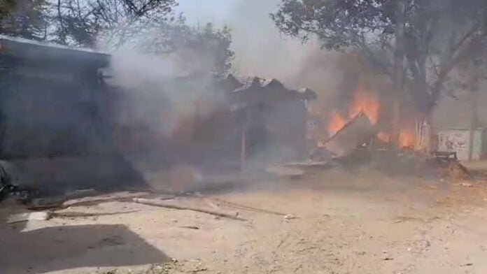 मानस गांव में आग लगने से किसानों की संपत्ती जलकर खाक