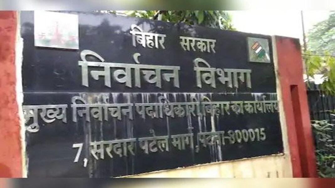 Breaking : चुनाव आयोग की बड़ी कार्रवाई, हटाये गए 2 जिले के DM