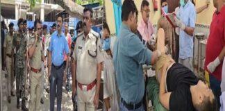 बस और कंटेनर की टक्कर, ड्राइवर की मौत, कई पुलिसकर्मी घायल