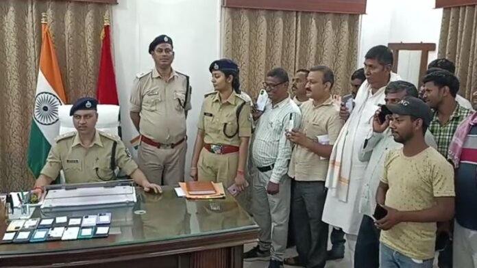 ऑपरेशन मुस्कान : जहानाबाद पुलिस ने खोए हुए 34 मोबाइल लोगों को किया वापस