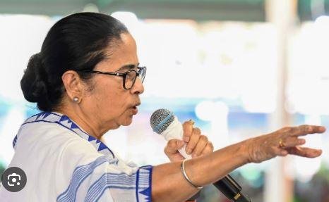 MaMTA ममता बनर्जी के संदेशखाली मामले में ऐन चुनाव के दिन सीबीआई की कार्रवाई से बढ़े टेंशन को लेकर तृणमूल कांग्रेस ने पश्चिम बंगाल के मुख्य निर्वाचन अधिकारी को पत्र लिखा है।