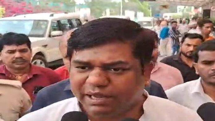 बगहा के लिए रवाना हुए सहनी, तेजस्वी के साथ मंच करेंगे साझा