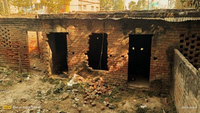 शहरी इलाके में खंडहरनुमा मकान में युवक का शव मिलने से सनसनी