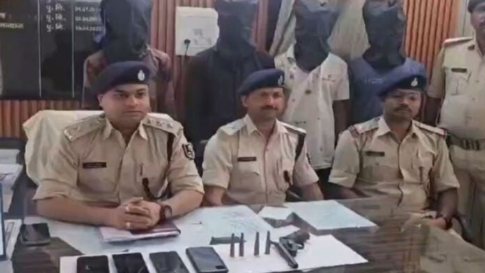 लूट मामले का खुलासा, 4 लुटेरे अवैध हथियार के साथ गिरफ्तार