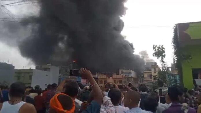 कबाड़ी की गोदाम में भीषण आग, मची अफरा-तफरी