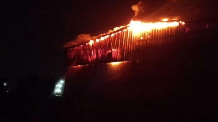 फैक्ट्री में लगी भीषण आग, लाखों रुपए का सामान जलकर खाक