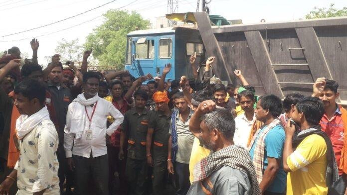 नंदलाल-छपरा के पास जीरो माइल को जामकर गैस वेंडर ने किया हंगामा