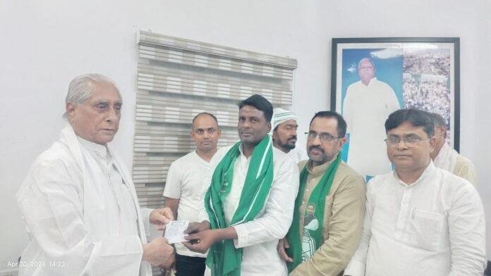 बक्सर विधानसभा के पूर्व प्रत्याशी सरोज राजभर ने ग्रहण की RJD की सदस्यता