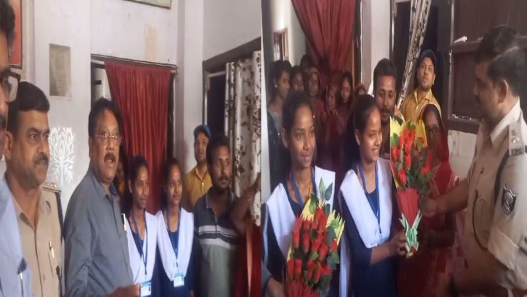 DM व SP ने मैट्रिक में पास दोनों बहनों को किया सम्मानित
