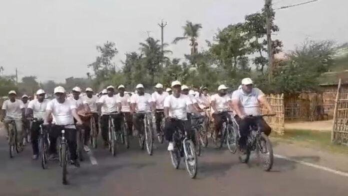 साइकिल से निकले DM-SP, मतदान को लेकर किया जागरूक