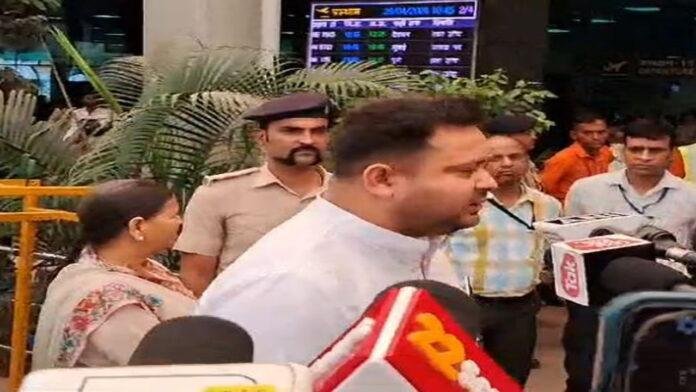 बहन रोहिणी आचार्य के नामांकन में भाग लेने के लिए निकले तेजस्वी