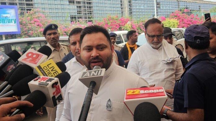 बगहा के लिए रवाना हुए तेजस्वी, कहा- पीएम झूठ बोलने की फैक्ट्री हैं