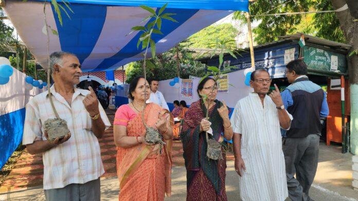दूसरे चरण में लोकसभा चुनाव के लिए शुक्रवार को सुबह से मतदाता बूथों तक पहुंचने शुरू हो गए। बिहार में सुबह 9 बजे तक 9.84 फीसदी वोटर बूथों पर मतदान कर चुके थे।
