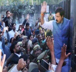 बाद धनंजय सिंह पहली बार साल 2002 में रारी विधानसभा सीट से निर्दलीय विधायक चुने गए और फिर वह मल्हनी से 2007 के विधानसभा चुनावों में जदयू के टिकट पर विधायक बने। 