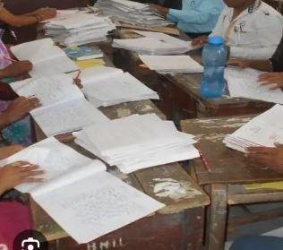 cc उत्तर पुस्तिका में जय श्रीराम लिखकर पास होने का मामला खुलने की कहानी भी रोचक है। वीर बहादुर सिंह पूर्वांचल विश्वविद्यालय में संचालित डी-फार्मा के पहले और दूसरे समेस्टर के छात्रों को उत्तरपुस्तिका में प्रश्नों के उत्तर की जगह जय श्रीराम और क्रिकेटरों के नाम लिखने पर पास कर दिया गया।