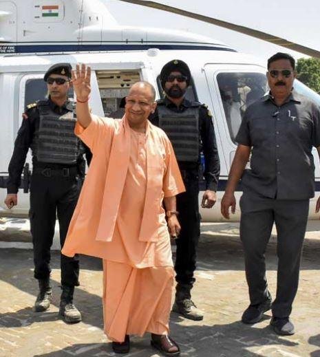 CM Yogi ने अपने संबोधन में पश्चिम बंगाल सरकार पर इसके लिए निशाना साधा। कहा कि ऐसी हिंसा और अशांति बंगाल में ही क्यों हो रही है, राज्य सरकार जवाब दे।
