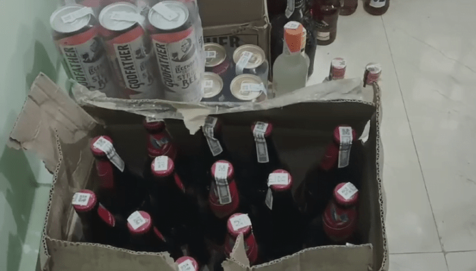 पाकुड़ में एक घर से अवैध विदेशी शराब धराया.......