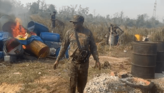 बोकारो में अवैध शराब निर्माण का भंडाफोड़, कई किलो शराब