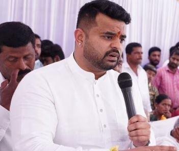 कर्नाटक JDS यानी जद (एस) कोर कमेटी के अध्यक्ष जीटी देवगौड़ा ने इसकी जानकारी दी। उन्होंने कहा कि हम Prajwal Revanna के खिलाफ एसआईटी का स्वागत करते हैं।