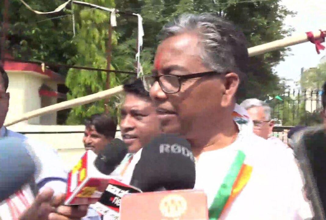 कांग्रेस प्रत्याशी कालीचरण मुंडा ने किया नॉमिनेशन.......