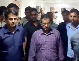 सुप्रीम कोर्ट में ईडी (प्रवर्तन निदेशालय) द्वारा अपनी गिरफ्तारी को चुनौती देने वाली दिल्ली के मुख्यमंत्री अरविंद केजरीवाल की याचिका पर लगातार दूसरे दिन भी सुनवाई हुई। सुप्रीम कोर्ट ने मंगलवार को केजरीवाल की गिरफ्तारी के समय पर सवाल उठाया। 