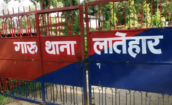 लातेहार में खूनी खेल, कुल्हाड़ी से काटकर तीन की हत्या, दो गंभीर......