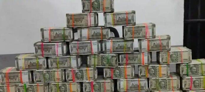 महारानी बस से बंडलों में भारी मात्रा में कैश मिला, जांच में......