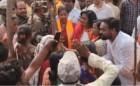 बाल-बाल बची गीता कोड़ा, लाठी डंडे से हमला और.....