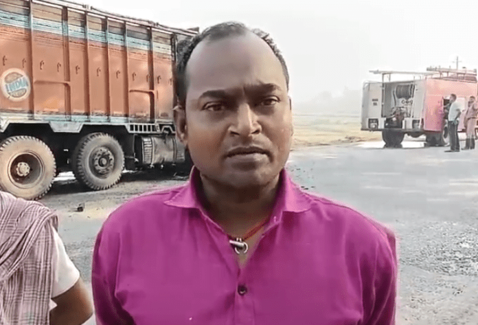 Breaking-गुमला में चलती गाड़ी में लगी आग, खाक में मिल गया.......