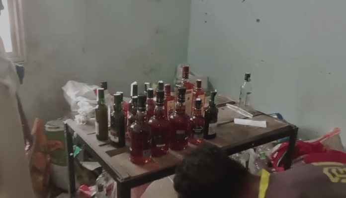 चक्रधरपुर में नकली शराब फैक्ट्री का भंडाफोड़, घर से भारी मात्रा में.......