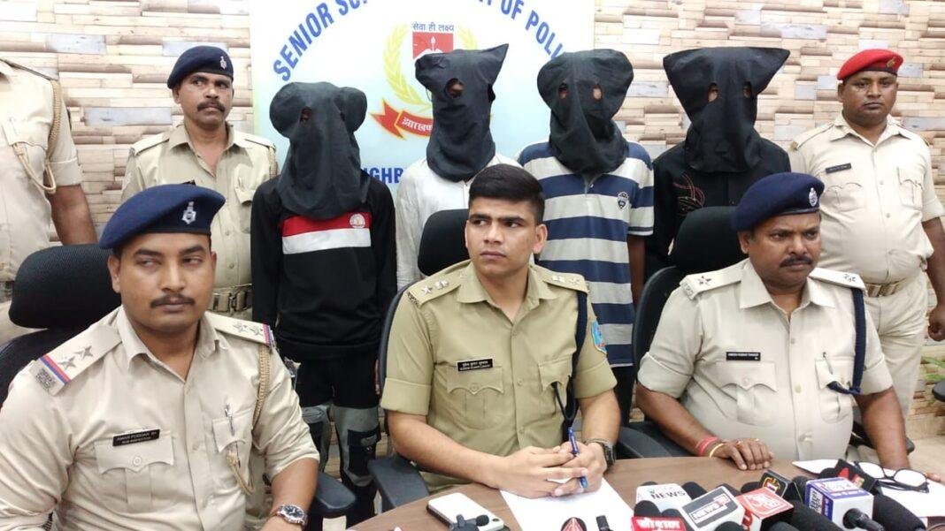 जमशेदपुर से 4 चोर गिरफ्तार, 2 स्कूटी के साथ......