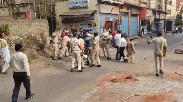 और यहां में अचानक बरसने लगी लाठियां, फिर जो हुआ.....