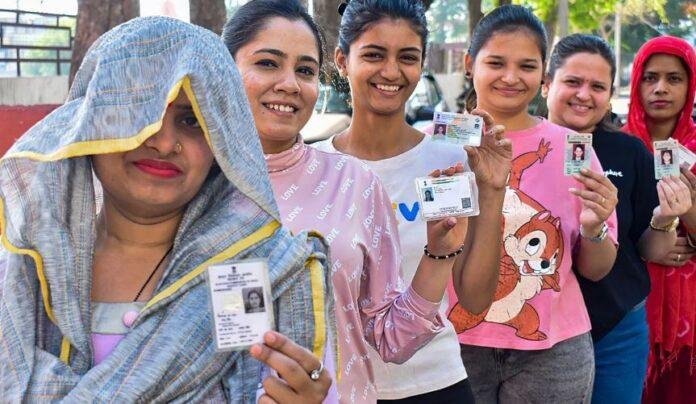 दूसरे चरण के मतदान के पहले चार घंटे में त्रिपुरा को टक्कर दे रहा पश्चिम बंगाल में मतदान के दौरान दिन में चिलचिलाती धूप ने असर डाला और उसका असर मतदान प्रतिशत पर भी पड़ा।