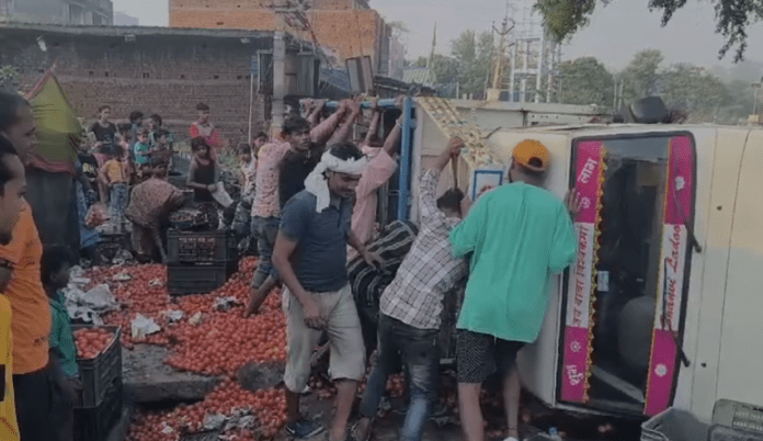 और यहां टमाटर की मच गई लूट, हुआ ऐसा.......