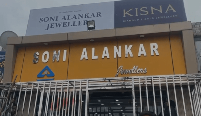 बंदूक की नोक पर लाखों की डकैती......